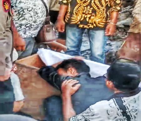 Tangis suaminya pecah di hadapan jenazah 
sang pujaan hatinya untuk terakhir kalinya, membuat suasana semakin pilu