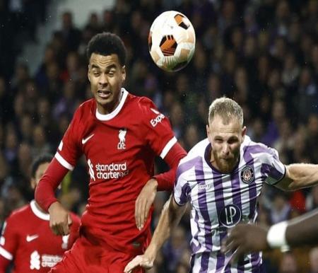 Cody Gakpo (kiri) berduel dengan Mikkel Desler. Foto: REUTERS/STEPHANE MAHE
