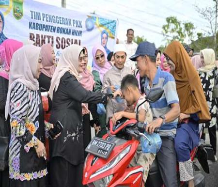 Kegiatan berbagi takjil TP PKK Rohil.(foto: afrizal/halloriau.com)