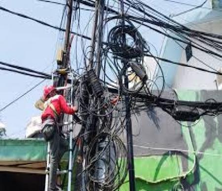 Kabel fiber optik semrawut di Pekanbaru.(ilustrasi/int)
