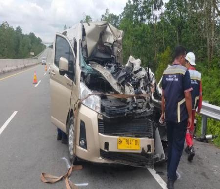 Kecelakaan di Tol Pekanbaru-Dumai, Travel Hiace tabrak Truk muatan besi (foto/detik)