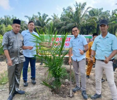PT Inti Indosawit Subur Launches Independent Palm Oil Village Program with First Planting in Simpang Perak Jaya, Riau