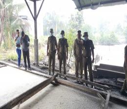 Kepala DLH Kepulauan Meranti, H Irmansyah bersama Kepala Satpol PP, Helfandi turun ke lokasi kilang sagu, Senin (4/1/2021) . Foto Ali