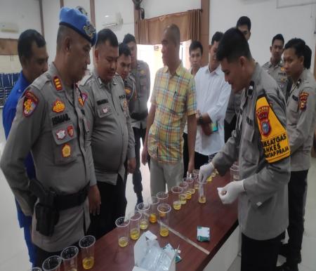 Personil Polres Inhil sedang laksanakan tes urine (foto/Ayendra)