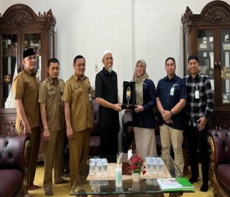 Walikota Dumai, Paisal menerima kunjungan silaturahmi Kepala BPJS Ketenagakerjaan Kota Dumai, Dina Khairana di kediamannya (foto/bmbang)