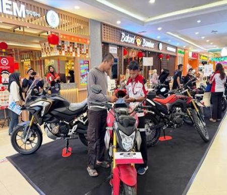 Pengunjung Mal Ciputra Pekanbaru singgah di booth pameran motor sport Honda.(foto: istimewa)