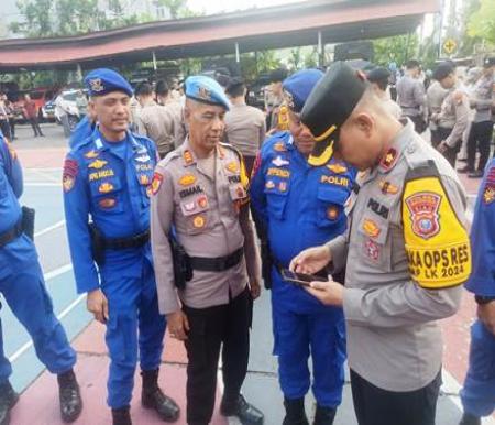 Dipimpin langsung Wakapolres Inhil, Polres Inhil periksa seluler Personel.(foto: ayendra/halloriau.com)