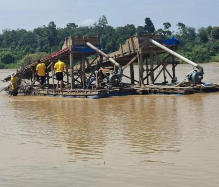 Polres Kuansing Musnahkan 8 Rakit PETI di Sungai Kuantan, Kapolsek: Tidak Ada Ruang untuk Tambang Ilegal
