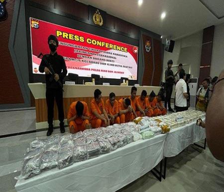 Riau Regional Police were able to dismantle the Indonesia-Malaysia
international narcotics ring by apprehending eight people (photo/tribunpku)