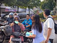 PT Inti Indosawit Subur membagikan 2.900 masker gratis kepada warga Pangkalan Kerinci, Pelalawan, di tengah menurunnya kualitas udara akibat kabut asap.