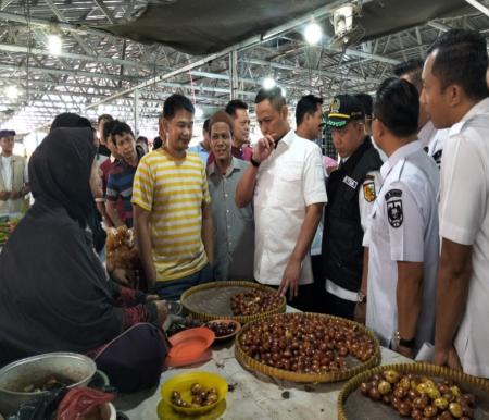 Walikota Pekanbaru, Agung Nugroho saat mengecek harga-harga barang di pasar (foto/dini)