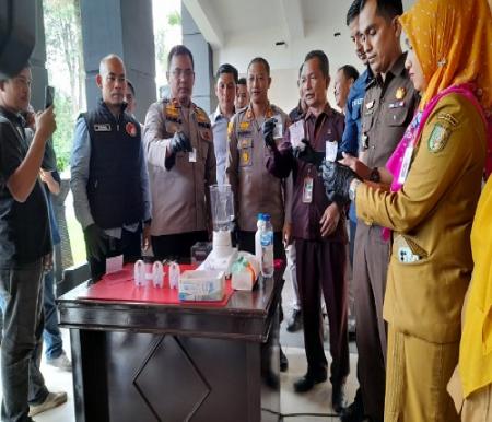 Wakapolres Kuansing, Kompol Lilik S saat kegiatan pemusnahan barang bukti sabu di Mapolres Kuansing.(foto: ultra/halloriau.com)