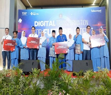 Program CSR Telkomsel Digital Empowering for Community diserahkan secara simbolis yang meliputi bantuan konektivas siswa dan sekolah, bantuan untuk siswa berprestasi, hingga penandatangan MoU antara Telkomsel dan SMAN 1 Tanjungpinang untuk mendukung transformasi digital sekolah melalui pemanfaatan produk dan layanan digital.(foto: istimewa)