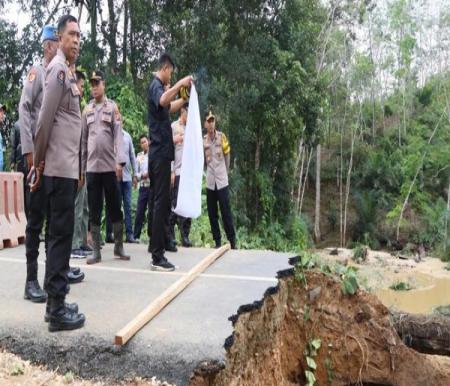 Kapolres Kuantan Singingi, AKBP Angga cek jalan putus akibat banjir (foto/int)