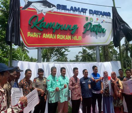 Bupati Rohil, Afrizal Sintong bersama jajaran Direksi PT PHR WK Rokan dan FPK Unri saat launching Kampung Patin Parit Aman.(foto: istimewa)