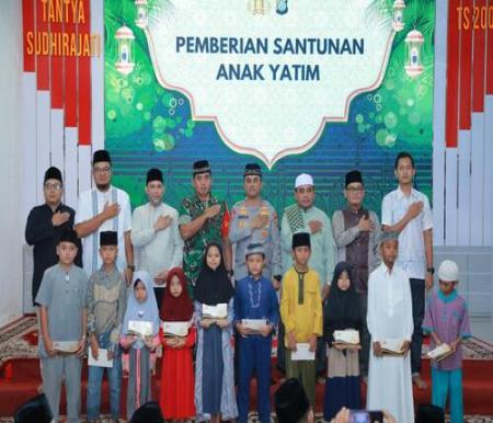 Foto bersama Kapolres Inhil dengan anak penerima bantuan. (Foto: Ayendra)