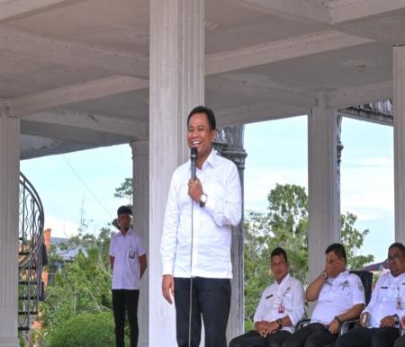 Plt Bupati Rohil, Sulaiman bersilaturahmi dengan petugas kebersihan DLH (foto/afrizal)