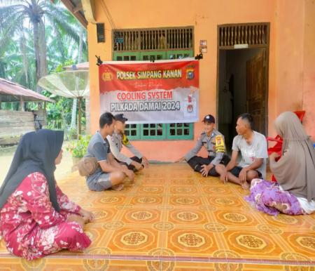 Personel tetap berikan imbauan Kamtibmas kepada masyarakat Simpang Kanan (foto/afrizal)