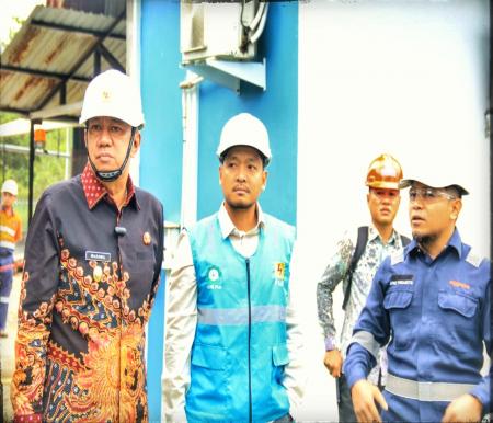 Wakil Bupati Kepulauan Meranti, Muzamil Baharudin, turun langsung meninjau Pembangkit Listrik Tenaga Diesel (PLTD) milik PLN ULP Selatpanjang di Desa Gogok Darussalam