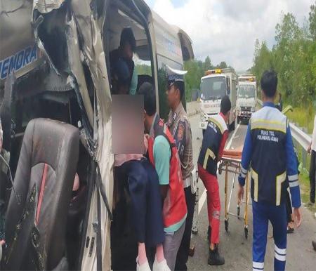 Petugas evakuasi penumpang mobil travel yang tabrakan di Tol Pekanbaru-Dumai (foto/ist)