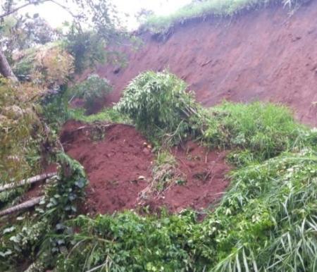 Potensi tanah longsor saat musim penghujan.