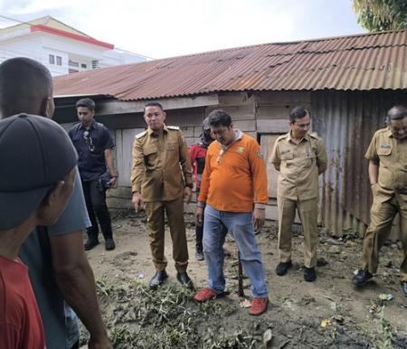 Wakil Bupati Pelalawan, Husni Tamrin turun ke lapangan untuk memantau proses pembersihan drainase di Pangkalan Kerinci. (Foto: Andy Indrayanto)