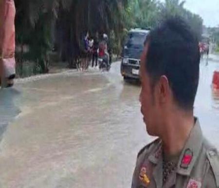 Air merendam Jalintim Payo Atap Desa Dusun Tua, Kecamatan Pangkalan Lesung, Kabupaten Pelalawan, Riau. (Foto: Int)