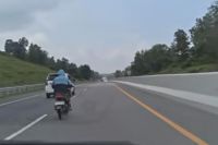 Viral seorang pengendara sepeda motor nekat masuk Jalan Tol Pekanbaru-Dumai (foto/int)
