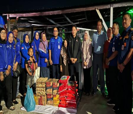 Achmad Faisal Reza Serahkan Bantuan untuk Korban Kebakaran di Cipta Karya