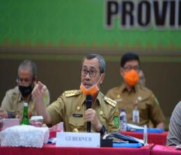 Gubernur Riau, Syamsuar saat memimpin rapat (foto/int)