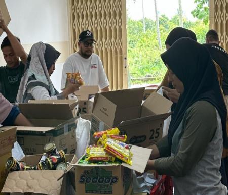 Wakil Ketua DPRD Pekanbaru, Andry Saputra salurkan bantuan Sembako untuk warga terdampak banjir di Rumbai (foto/Mimi)