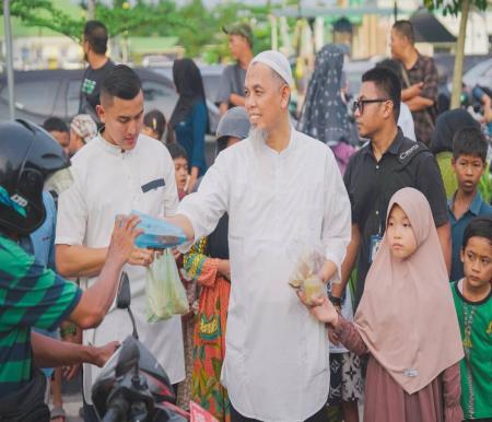 Wako Dumai, Paisal membagikan takjil di Jalan HR Subrantas (foto/bambang)