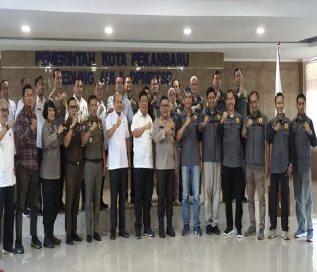 Tim Saber Pungli Pekanbaru sharing lengalaman dengan Tim Saber Pungli Bandung (foto/int)