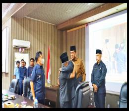 Disaksikan Wakil Bupati Kepulauan Meranti AKBP (Purn) H Asmar, Ardiansyah memeluk erat Fauzi Hasan pasca rapat paripurna PAW Ketua DPRD