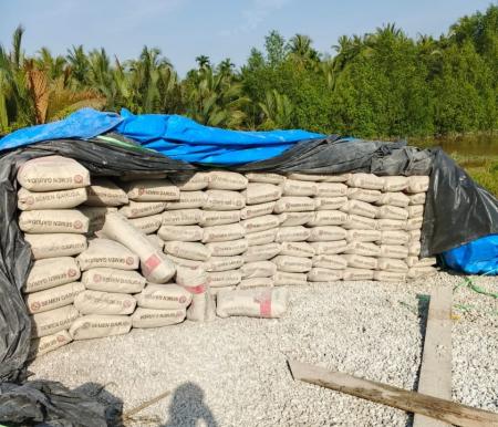 Material proyek Jalan Pulau Kijang-Sanglar (foto/Ayendra)