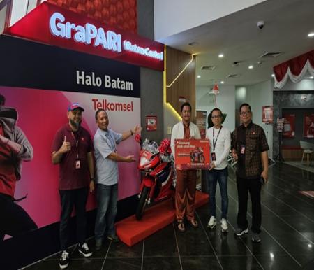 Penyerahan hadiah pemenang motor sport dilakukan di graPARI Batam Center oleh Manager Mobile Consumer Branch Batam (foto/ist)