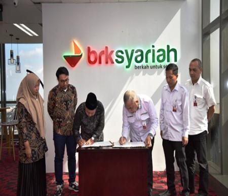 Pimpinan BRK Syariah dan Yayasan Indra Education College.(foto: sri/halloriau.com)