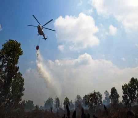 Helikopter water bombing untuk penanganan Karhutla di Riau.(ilustrasi/int)