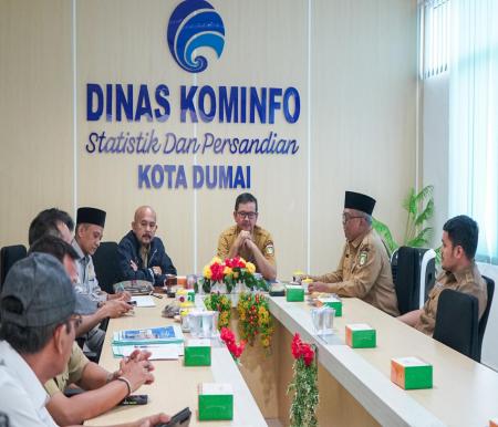 Sekda Dumai, Indra Gunawan sambut kedatangan Komisioner KI Riau (foto/bambang)