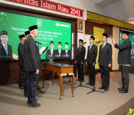 Rektor UIR Resmi Lantik Tiga Wakil Rektor, Ajak Saling Sinergi dan Inovasi