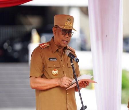 Pj Gubernur Riau, Rahman Hadi saat memimpin upacara Hari Kesehatan Nasional ke-60/(foto: sri/halloriau.com)