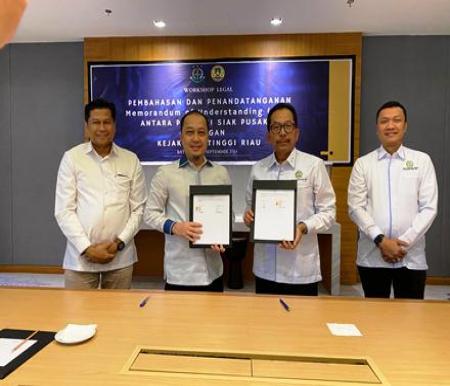 Direktur BSP, Iskandar dengan Akmal Abbas SH MH saat penandatanganan MoU BSP-Kejati Riau di Batam.(foto: istimewa)