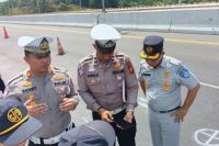 Petugas cek TKP kecelakaan maut libatkan Hiace yang hantam belakang truk di Tol Pekanbaru-Dumai (foto/ist)