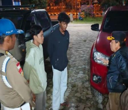 Sejumlah remaja terjaring razia Satpol PP Pelalawan saat jam malam.(foto: andi/halloriau.com)