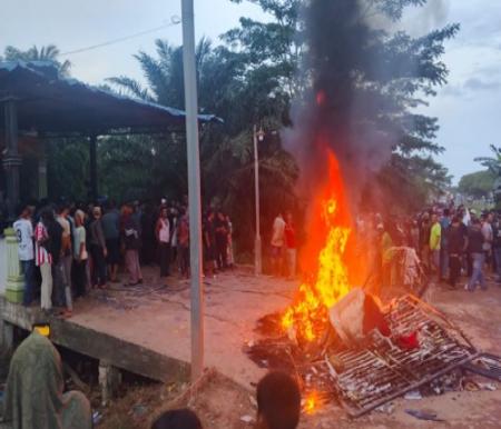 Warga Panipahan Ngamuk, Rumah Terduga Bandar Narkoba Dibakar Massa