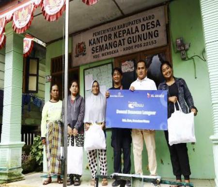 Corpcomm XL Axiata West Region, Aldi Desmet dan Ketua PFI Medan, Riski Cahyadi saat menyalurkan bantuan untuk para korban bencana longsor yang melanda Desa Semangat Gunung, Kabupaten Karo.(foto: istimewa)