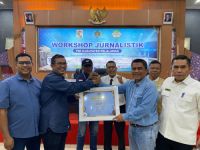 Ketua PWI Riau, Raja Isyam Anwar didampingi Ketua PWI Pelalawan, Samsul Bahri menyerahkan penghargaan kepada RAPP melalui Media and External Relations RAPP, Budhi Firmansyah.(foto: andi/halloriau.com)