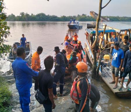 Proses evakuasi jenazah pekerja pengelas kapal di Sungai Siak.(foto: mcr)