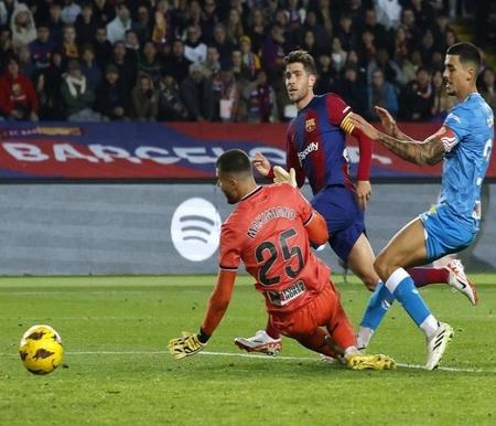 Hasil Barcelona vs Almeria di Liga Spanyol. (Foto: REUTERS/ALBERT GEA)
