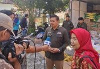 Direktur PT Riau Pangan Bertuah, Ade Putra Daulay saat di operasi pasar belum lama ini (foto/ist)